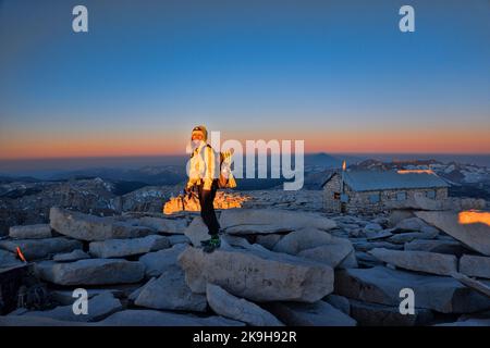 Vetta del monte Whitney all'alba, John Muir Trail, Sierra Nevada, California, Stati Uniti Foto Stock