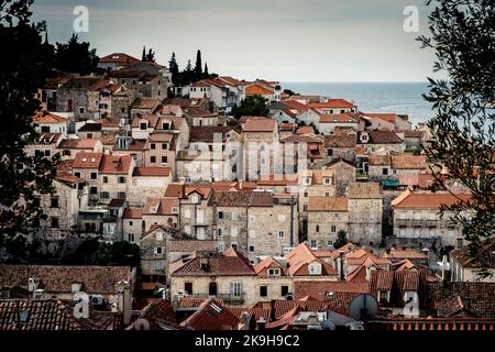 Edifici medievali e tetti di tegole rosse della Vecchia Hvar, Isola di Hvar, Croazia Foto Stock