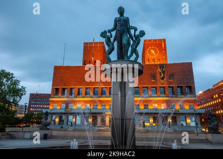 Municipio di Oslo in serata drammatica, Norvegia, Scandinavia, lunga esposizione Foto Stock