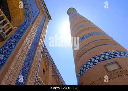 Khiva Uzbekistan lo stupendo Islam Khoja Madrasa e Islam Khoja Minareto all'interno dell'Ichon Qala nell'agosto 2022 Foto Stock