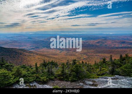 Vista dalla cima del Monte Mansfield vicino Stowe in Vermont verso il lago Champlain e Adirondacks Foto Stock