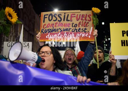 Varsavia, Varsavia, Polonia. 28th Ott 2022. I dimostranti grida slogan e portano segni mentre prendono parte a una protesta contro il governo il 28 2022 ottobre a Varsavia, Polonia. Centinaia di persone si sono alleate per protestare contro l’aumento dei prezzi dell’energia e contro il ricorso ai combustibili fossili provenienti dalla Russia. Colpevolizzando i politici per l'incapacità di trovare una soluzione immediata alle crisi climatiche, alimentari ed energetiche, i manifestanti hanno chiesto una transizione più rapida verso le fonti di energia rinnovabili. (Credit Image: © Aleksander Kalka/ZUMA Press Wire) Foto Stock