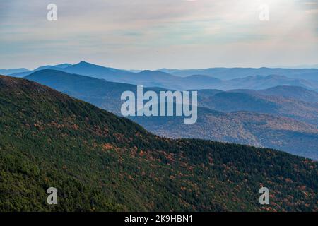 Cime in recessione delle Green Mountains a cammelli Hump in lontananza dal Monte Mansfield Foto Stock