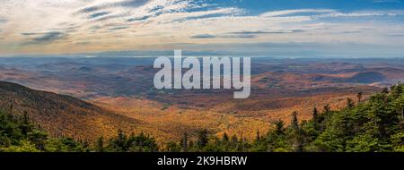 Vista dalla cima del Monte Mansfield vicino Stowe in Vermont verso il lago Champlain e Adirondacks Foto Stock