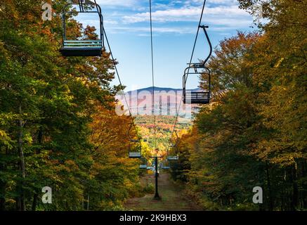 Vista sul Monte Mansfield con sedie da skilift che conducono giù per la collina in Vermont immagine autunnale Foto Stock