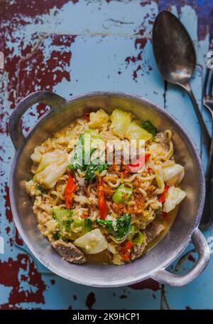 Il Bakmi Godok Jawa e' un cibo tradizionale di Giava fatto di tagliatelle e cucinato con polpette, uova e verdure Foto Stock