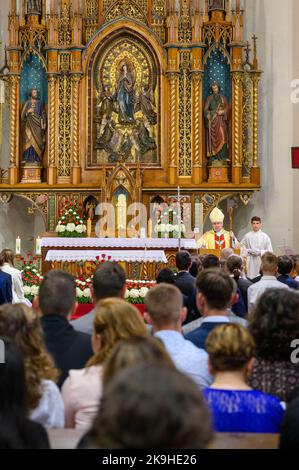 Mons Ján Kuboš, vescovo ausiliare della diocesi di Spiš, celebra la Santa Messa nella Chiesa dell'Assunzione della Vergine Maria. Foto Stock