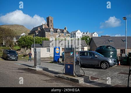 Distributore di benzina su Pier Road a Castlebay sull'Isola di barra, Ebridi esterne, Scozia, Regno Unito. Foto Stock