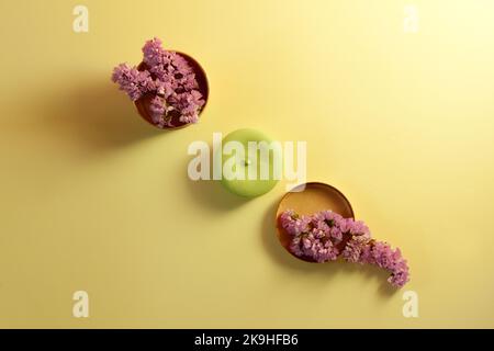 shampoo solido con fiori rosa secchi. Barra ecologica su sfondo chiaro. Cura dei capelli Zero vita Foto Stock