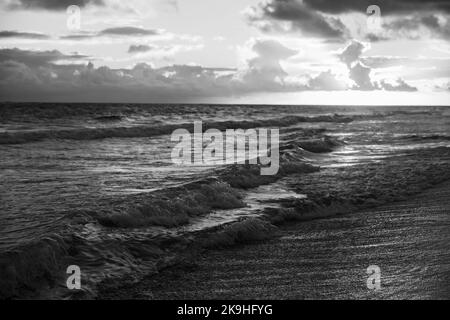 Paesaggio della costa dell'oceano Atlantico con onde costiere. repubblica Dominicana, spiaggia di Bavaro, foto paesaggio in bianco e nero Foto Stock