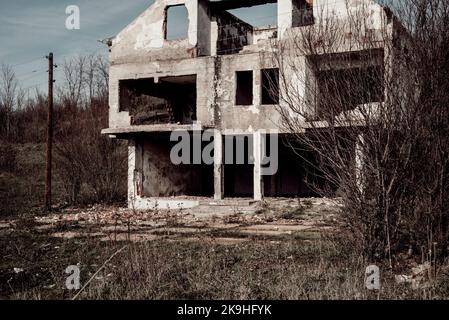 Pristina, Kosovo. Novembre 25, 2017. Alcune case di serbi distrutte e bruciate dai kosovari durante la guerra del 1998-1999 Foto Stock