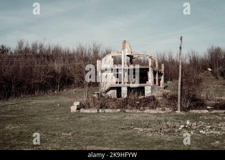 Pristina, Kosovo. Novembre 25, 2017. Alcune case di serbi distrutte e bruciate dai kosovari durante la guerra del 1998-1999 Foto Stock