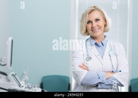 Medico ecografico femminile incontra il paziente in ospedale ufficio Foto Stock