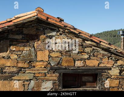 Facciata laterale di una tipica casa di scisto portoghese 'casa de xisto' Foto Stock