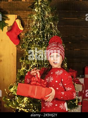 Decorazioni servizi di noleggio. Festeggia l'anno nuovo vicino all'albero di natale. Noleggio costume da carnevale. Buona infanzia. Bambina festeggia il natale. Vacanza Foto Stock