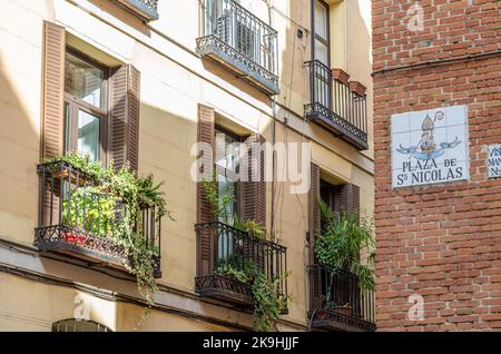 MADRID, SPAGNA - 4 OTTOBRE 2021: Bella segnaletica stradale piastrellata a Madrid, progettata negli anni '90 dall'artista della ceramica Alfredo Ruiz de Luna Foto Stock