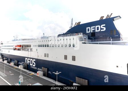 Vista laterale ravvicinata di un traghetto DFDS cross channel parcheggiato al porto di Calais, Francia, 11th settembre 2022. Foto Stock