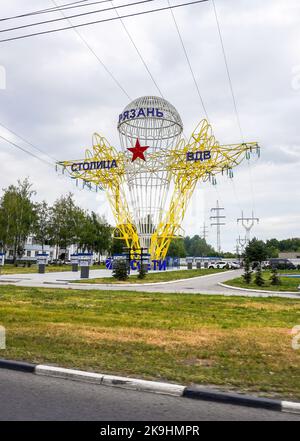 Ryazan, Russia - 12 luglio 2022: Supporto per linee elettriche, stilizzato come simbolo delle forze aeree Foto Stock