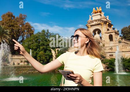 Vista di Cascada al Parc de la Ciutadella, Spagna viaggio estate turismo vacanza sfondo. Giovane donna giovane e allegra che cammina nel centro storico Foto Stock