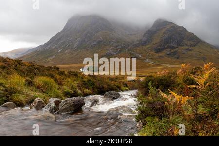 Rifugio Lagangarbh alla base di Buachaille Etive Mor in autunno - Glen Coe, Scozia, Regno Unito Foto Stock