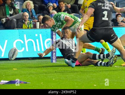 Leeds, Regno Unito. 28th Ott 2022. Ronaldo Mulitalo della Nuova Zelanda spargerà la palla oltre la sua linea per Louis Senior of Ireland che segnerà un Try Rugby League World Cup 2021 gruppo Una partita tra la Nuova Zelanda V Irlanda a Headingley, Leeds West Yorkshire, Regno Unito il 23 ottobre 2022 (Foto di Craig Cresswell/Alamy Live News) Credit: Craig Cresswell/Alamy Live News Foto Stock