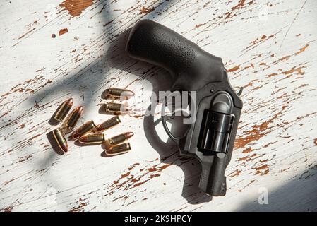 Un revolver nero, Ruger, 9mm, snub-nosed e un gruppo di 9mm proiettili. Foto Stock