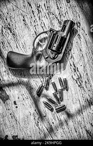 Un revolver nero, Ruger, 9mm, snub-nosed e un gruppo di 9mm proiettili. Foto Stock