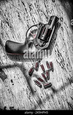 Un revolver nero, Ruger, 9mm, snub-nosed e un gruppo di 9mm proiettili. Foto Stock
