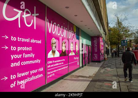 Slough, Regno Unito. 28th ottobre 2022. Un membro dei pass pubblici ottiene bacheche di guida sanitarie vaccinate. I consigli di amministrazione sono stati prodotti da Slough Borough Council come parte dell'iniziativa OneSlough creata nel marzo 2020 per combinare le risorse e le competenze dei settori del volontariato e delle imprese con le comunità di fede e Slough Borough Council per fornire servizi essenziali ai residenti di Slough durante la pandemia del Covid-19. Credit: Notizie dal vivo di Mark Kerrison/Alamy Foto Stock