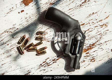 Un revolver nero, Ruger, 9mm, snub-nosed e un gruppo di 9mm proiettili. Foto Stock