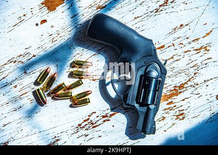 Un revolver nero, Ruger, 9mm, snub-nosed con un raggruppamento di 9mm proiettili. Foto Stock