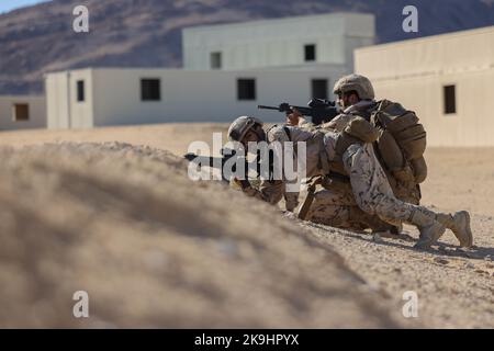 I soldati degli Emirati Arabi Uniti impegnano obiettivi simulati durante una missione di addestramento bilaterale con i Marines degli Stati Uniti dalla sede centrale, 3rd Battaglione di ricognizione dell'armatura leggera, 1st divisione marina, al centro di combattimento di terra del corpo marino Twentynine Palms, California, 5 ottobre 2022. La formazione si è concentrata sullo sviluppo delle capacità di intelligence, sorveglianza, acquisizione di target e ricognizione dei membri del servizio degli Emirati Arabi Uniti. (STATI UNITI Corpo marino foto di Lance CPL. Earik Barton) Foto Stock