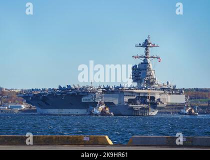 HALIFAX, Nuova Scozia (ott 28, 2022) – la nave ammiraglia del gruppo USS Gerald R. Ford Carrier Strike Group (GRFCSG), USS Gerald R. Ford (CVN 78) arriva a Halifax Harbour per la sua prima visita portuale, il 28 ottobre. Il GRFCSG sta per essere schierato per la prima volta e sta conducendo esercitazioni e operazioni marittime multinazionali nell'Oceano Atlantico con gli alleati della NATO. (STATI UNITI Foto Navy di Mass Communication Specialist 1st Classe Ryan Seelbach) Foto Stock