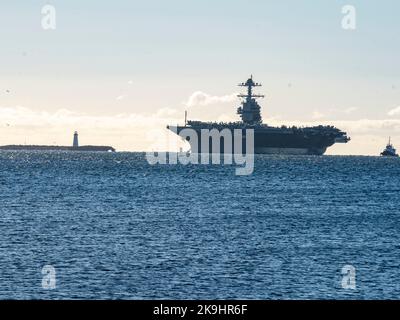 HALIFAX, Nuova Scozia (ott 28, 2022) – la nave ammiraglia del gruppo USS Gerald R. Ford Carrier Strike Group (GRFCSG), USS Gerald R. Ford (CVN 78) arriva a Halifax Harbour per la sua prima visita portuale, il 28 ottobre. Il GRFCSG sta per essere schierato per la prima volta e sta conducendo esercitazioni e operazioni marittime multinazionali nell'Oceano Atlantico con gli alleati della NATO. (STATI UNITI Foto Navy di Mass Communication Specialist 1st Classe Ryan Seelbach) Foto Stock