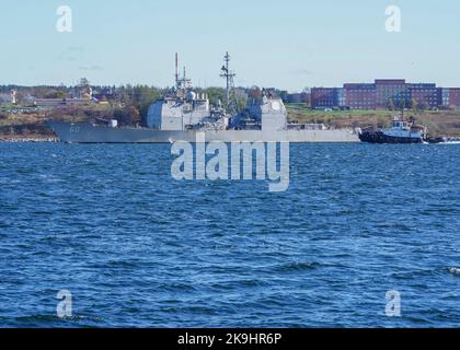 HALIFAX, Nuova Scozia (ott 28, 2022) – l'incrociatore missilistico guidato di classe Ticonderoga, USS Normandy (CG 60), parte del gruppo USS Gerald R. Ford Carrier Strike Group (GRFCSG), arriva a Halifax Harbour per una visita al porto, ottobre 28. Il GRFCSG sta per essere schierato per la prima volta e sta conducendo esercitazioni e operazioni marittime multinazionali nell'Oceano Atlantico con gli alleati della NATO. (STATI UNITI Foto Navy di Mass Communication Specialist 1st Classe Ryan Seelbach) Foto Stock