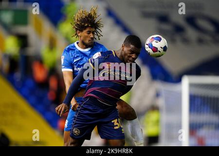 Sinclair Armstrong dei Queens Park Rangers (a destra) e Dion Sanderson della città di Birmingham in azione durante la partita del campionato Sky Bet al St. Andrew's Stadium di Birmingham. Data immagine: Venerdì 28 ottobre 2022. Foto Stock