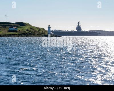 HALIFAX, Nuova Scozia (ott 28, 2022) – la nave ammiraglia del gruppo USS Gerald R. Ford Carrier Strike Group (GRFCSG), USS Gerald R. Ford (CVN 78) arriva a Halifax Harbour per la sua prima visita portuale, il 28 ottobre. Il GRFCSG sta per essere schierato per la prima volta e sta conducendo esercitazioni e operazioni marittime multinazionali nell'Oceano Atlantico con gli alleati della NATO. (STATI UNITI Foto Navy di Mass Communication Specialist 1st Classe Ryan Seelbach) Foto Stock