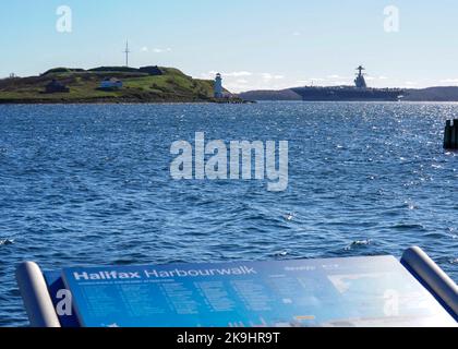 HALIFAX, Nuova Scozia (ott 28, 2022) – la nave ammiraglia del gruppo USS Gerald R. Ford Carrier Strike Group (GRFCSG), USS Gerald R. Ford (CVN 78) arriva a Halifax Harbour per la sua prima visita portuale, il 28 ottobre. Il GRFCSG sta per essere schierato per la prima volta e sta conducendo esercitazioni e operazioni marittime multinazionali nell'Oceano Atlantico con gli alleati della NATO. (STATI UNITI Foto Navy di Mass Communication Specialist 1st Classe Ryan Seelbach) Foto Stock