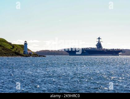 HALIFAX, Nuova Scozia (ott 28, 2022) – la nave ammiraglia del gruppo USS Gerald R. Ford Carrier Strike Group (GRFCSG), USS Gerald R. Ford (CVN 78) arriva a Halifax Harbour per la sua prima visita portuale, il 28 ottobre. Il GRFCSG sta per essere schierato per la prima volta e sta conducendo esercitazioni e operazioni marittime multinazionali nell'Oceano Atlantico con gli alleati della NATO. (STATI UNITI Foto Navy di Mass Communication Specialist 1st Classe Ryan Seelbach) Foto Stock