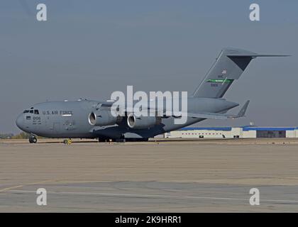 Un aereo C-17 Globemaster III della 62d Airlift Wing, Joint base Lewis-McChord, Washington, taxi sulla linea di volo prima di speciali operazioni di rifornimento a Gowen Field, Boise, Idaho, 20 ottobre 2022. I militari con il Team McChord e la 366th Fighter Wing presso la base dell'aeronautica di Mountain Home, Idaho, hanno completato le operazioni di rifornimento delle ali umide con gli aerei C-17 e F-15E Strike Eagle come parte dell'esercitazione Rainier War 22B. (STATI UNITI Air Force foto di staff Sgt. Zoe Thacker) Foto Stock