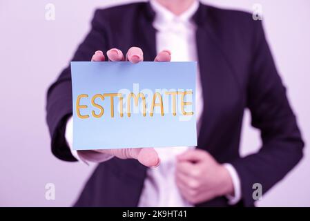 Scrittura con stima del testo visualizzato. Internet Concept calcolare o valutare approssimativamente il valore numero quantità Businesswoman Holding Note con Foto Stock