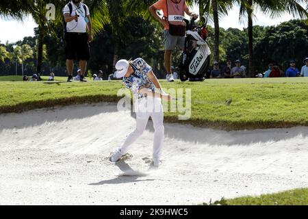 Miami, Stati Uniti. 28th Ott 2022. Cameron Smith batte la trappola della sabbia al LIV Golf Team Championship al Trump National Doral di Miami venerdì 28 ottobre 2022L. Photo by Thom Baur/UPI Credit: UPI/Alamy Live News Foto Stock