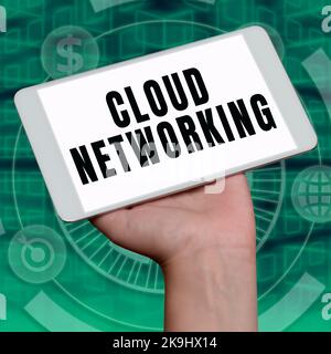 Didascalia di testo che presenta Cloud Networking. Applicazione di foto concettuali di ingegneria allo sviluppo di software idea importante mostrata su Phone on Foto Stock