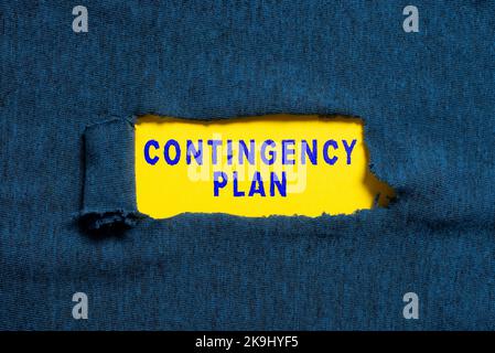 Firma di testo che mostra il piano di contingenza. Parola per appare in risposta a cliccare su un uomo d'affari di motore di ricerca in tuta che tiene tablet simbolizzare Foto Stock
