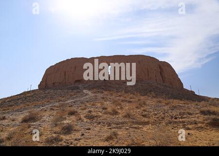 Chylpyk Kala Zoroastrian Dakhma (Torre del silenzio), deserto di Kyzylkum, Repubblica autonoma di Karakalpakstan, Uzbekistan, Asia centrale Foto Stock