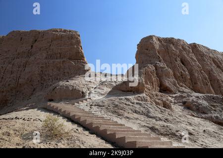 Chylpyk Kala Zoroastrian Dakhma (Torre del silenzio), deserto di Kyzylkum, Repubblica autonoma di Karakalpakstan, Uzbekistan, Asia centrale Foto Stock