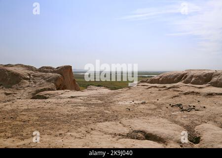 Chylpyk Kala Zoroastrian Dakhma (Torre del silenzio), deserto di Kyzylkum, Repubblica autonoma di Karakalpakstan, Uzbekistan, Asia centrale Foto Stock