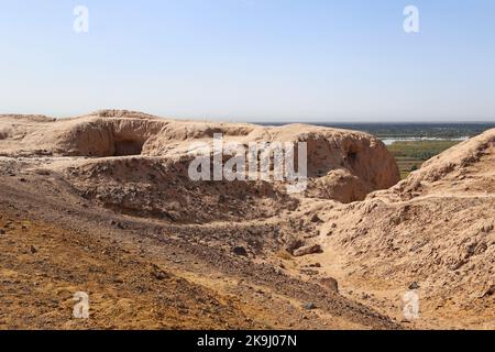 Chylpyk Kala Zoroastrian Dakhma (Torre del silenzio), deserto di Kyzylkum, Repubblica autonoma di Karakalpakstan, Uzbekistan, Asia centrale Foto Stock