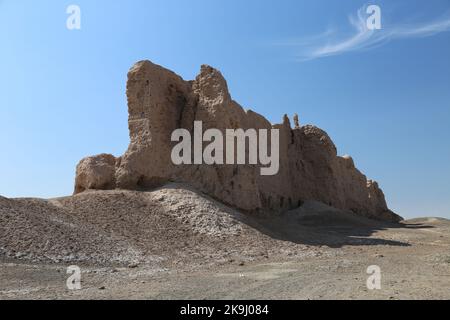 Gyaur Kala, deserto di Kyzylkum, Repubblica autonoma di Karakalpakstan, Uzbekistan, Asia centrale Foto Stock