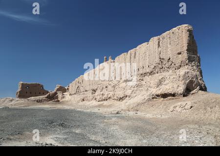 Gyaur Kala, deserto di Kyzylkum, Repubblica autonoma di Karakalpakstan, Uzbekistan, Asia centrale Foto Stock